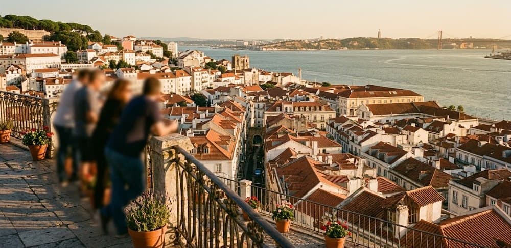 Vue sur les toits de Lisbonne et le Tage depuis un belvédère